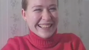 Ado femme aux gros sein sexy et belle-mère partagées sur du sperme chaud pulvérisé sur le visage