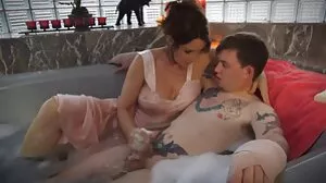 Sexe anal pour cette la chatte poilue secrétaire au cul serré