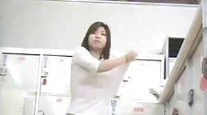 Jennifer mere fils porno francais White à genoux en train de sucer l'énorme tige lancinante des officiers