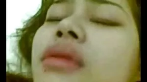 La MILF maigre porn belle soeur Alix Lynx demande à un sans-abri de baiser brutalement sa chatte négligée