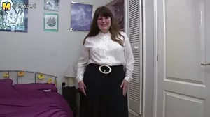 Infirmière sexy et coquine vidéos porno maman adore baiser et vend sa chatte dans le prêteur sur gages