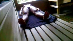 Belle-soeur se promène dans la maison sans vêtements porno dingue lesbienne