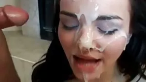 Un étudiant conducteur souffle publiquement sexy vierge un instructeur avant de baiser