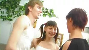 Suggéré par Cyber, maintenant on fait la porno femme de menage scène ! Deux filles sont...