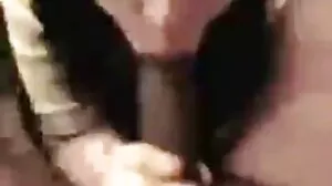 La femme Veronica Avluv tient la main chatte de femme poilue de son mari pendant qu'elle baise et gicle