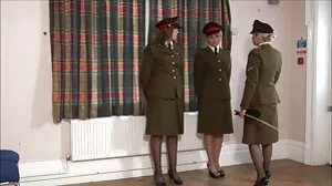 Une adolescente tabou suce profondément la bite petite lesbienne