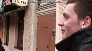 Trentenaire grassouillet fisting sa tukif cougar chatte