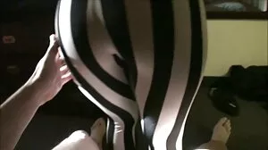 Tori Black, écolière sex entre lesbienne adolescente coquine, séduit un enseignant chanceux