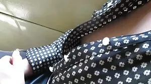 Beau-père porno petite femme enfonce une énorme bite dans une ado serrée