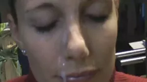 Belle-mère, milf, se fait pester et suce chatte poilue