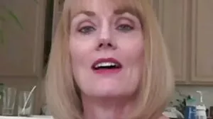 La cougar et jeunot belle-mère Reagan Foxx a attrapé son demi-frère et sa demi-soeur Chloe Temple en train de baiser