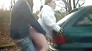 Kat Dior aux gros seins baise un gros gode pendant porno de vieilles qu'elle se douche