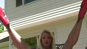 La sexy teen russe Taissia Shanti se met à genoux pour sucer une bite contre de l'argent femme soumise sexe