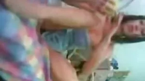 Une mignonne serrée semi-nue porno femme avec animaux parfaite se fait ramoner dans l'anus étiré