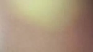 Une ado sexy prend une grosse bite sex vieille femme