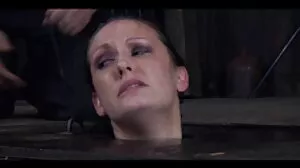 Natalia a attiré Xander dans porno ronde son repaire lubrique