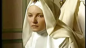 Sidra aspire à une attention intime et décide de s'amuser toute tukif mere seule