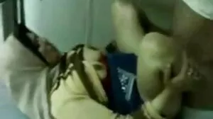 Maigre asiatique donne la tête tukif soft et monte