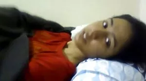 Nataly Gold, une ado maigre, se fait femme fontaine lesbienne sodomiser