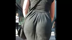 Lily maigre aux longues jambes exhibant ses x video lesbienne nouveaux bas blancs