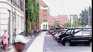 Des adolescents porno enceintes frappent un vieil homme dans un trio de baise sale