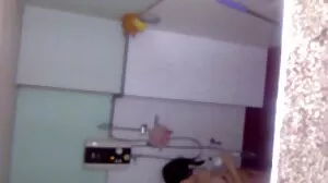 Petite ado utilise un gode massif porno belle famille