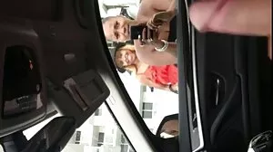 La belle-mère et la fille xxx femme et femme de l'associé partagent le tabou de la sœur de l'allié aux gros seins en premier