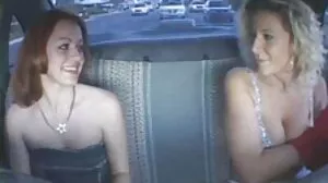 MILF blonde cornée tatouée Badlittlegrrl fisting son trou du sexe boite de nuit cul en solo