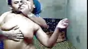 Shemale hentai avec bigboobs se fait sucer la bite sex jeune fille par un anime aux gros seins