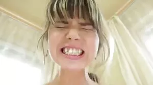 Ying, une adolescente thaïlandaise amateur maigre manipulant une grosse bite blanche belle fille porno