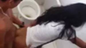 MILF blonde porno mère et son fils coquine se fait doubler par deux hommes