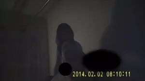 Demi-frère appréciant sa demi-soeur Alice homme nu femme habillée Pink alors qu'elle fait un strip-tease pour lui