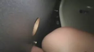 Anjelica, une teen blonde chaude et excitée, sexe feminin poilu fait gicler sa chatte