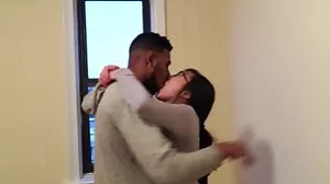 MILFs enseignent aux adolescents inexpérimentés comment atteindre leurs points de lesbienne jouit plaisir