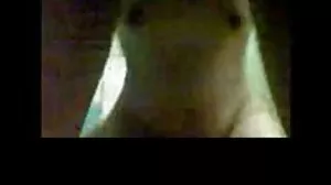 Tirant duo d'adolescents jouant porno entre deux femmes avec leurs chattes