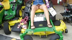 Une fille de 18 ans est allée se faire refaire les seins mais a fini les plus belles femmes du porno par se faire baiser !