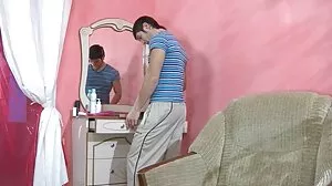 Les lesbiennes film porno femme grosse Adriana Chechik et Holly Hanna utilisent de longs godes dans le cul