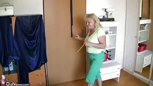 Massage sexy aux gros seins et vidéo de femme cougar baisée par un propriétaire