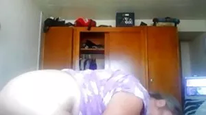 Fumer une MILF chaude donne à BJ avant de chevaucher la bite d'une voisine sexe cow-girl inversée