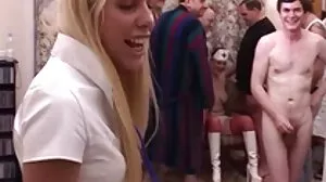 India Summer et Eva Lovia chatte tres poilue baisent à trois sur le lit