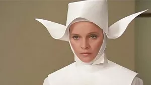 La cow-girl video lesbienne sensuelle teen Gabriella Ford chevauche une énorme bite et reçoit du sperme