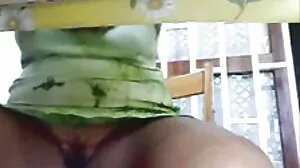 Maigre amateur asiatique donne une branlette à ce mec femme nu xxx chanceux