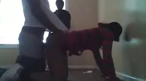 La belle-soeur brune Brooke Bliss séduite par xxx femme la baise