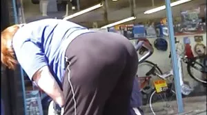 Guy a ordonné à sa belle-mère MILF femme mure sexe soumise de baiser sa bite