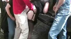 Elle n'a jamais vu un coq noir ni essayé un va-t-elle profiter de cette femme fontaine porn BBC