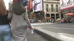 Une belle sexe de jeune fille brune se fait défoncer la cervelle sur un canapé blanc