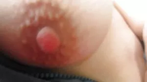 Cutie percé porno black enceinte dans la cuisine après une pipe chaude alors qu'il était coincé