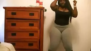 Zoey Laine est une salope de bite noire qui aime le gangbang video porno belle fille