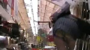 MILF tatouée facialized sous la douche sexe entre pere et fille après une branlette