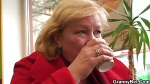 Chaud maman aux gros seins trio putain d'action avec Jill et Reena